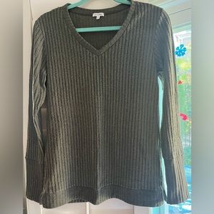 En Crème olive green ribbed v-neck Sweater, L
